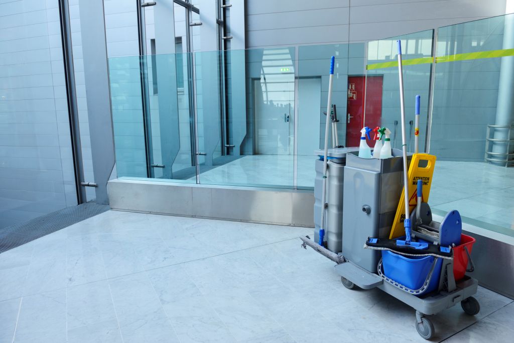 Quels produits de nettoyage professionnel choisir pour votre entrepôt ?