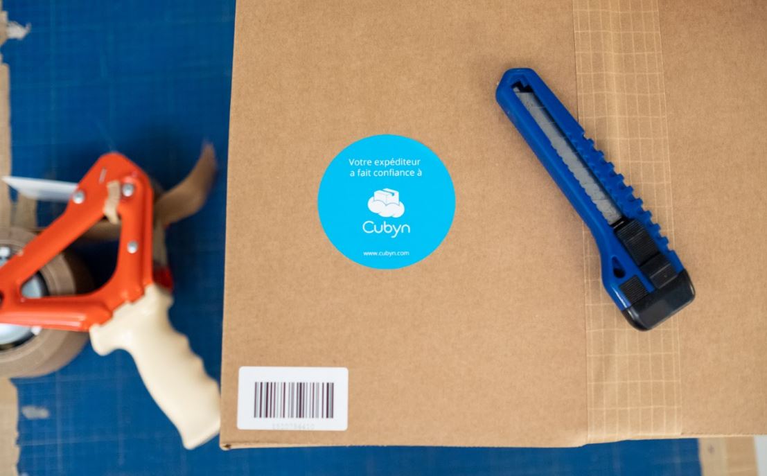Cubyn vous conseille de ranger votre espace de travail : cutter; stylo, etc.