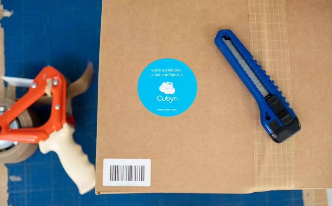 Cubyn vous conseille de ranger votre espace de travail : cutter; stylo, etc.