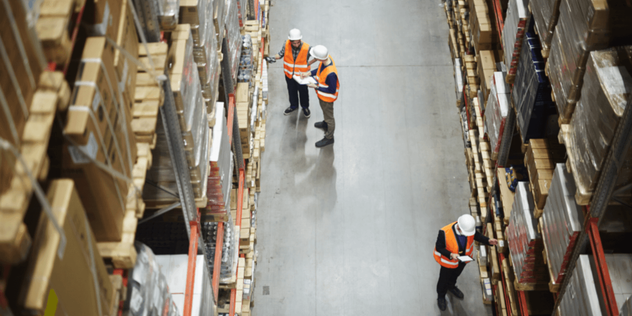 Externaliser Externaliser sa logistique : avantages et inconvénients - Blog RAJA FR