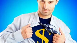 Homme avec un tee-shirt montrant un dollar