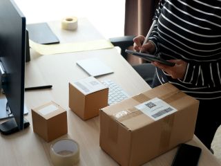 Smart packaging : comment intégrer QR codes et étiquettes intelligentes à vos envois ?