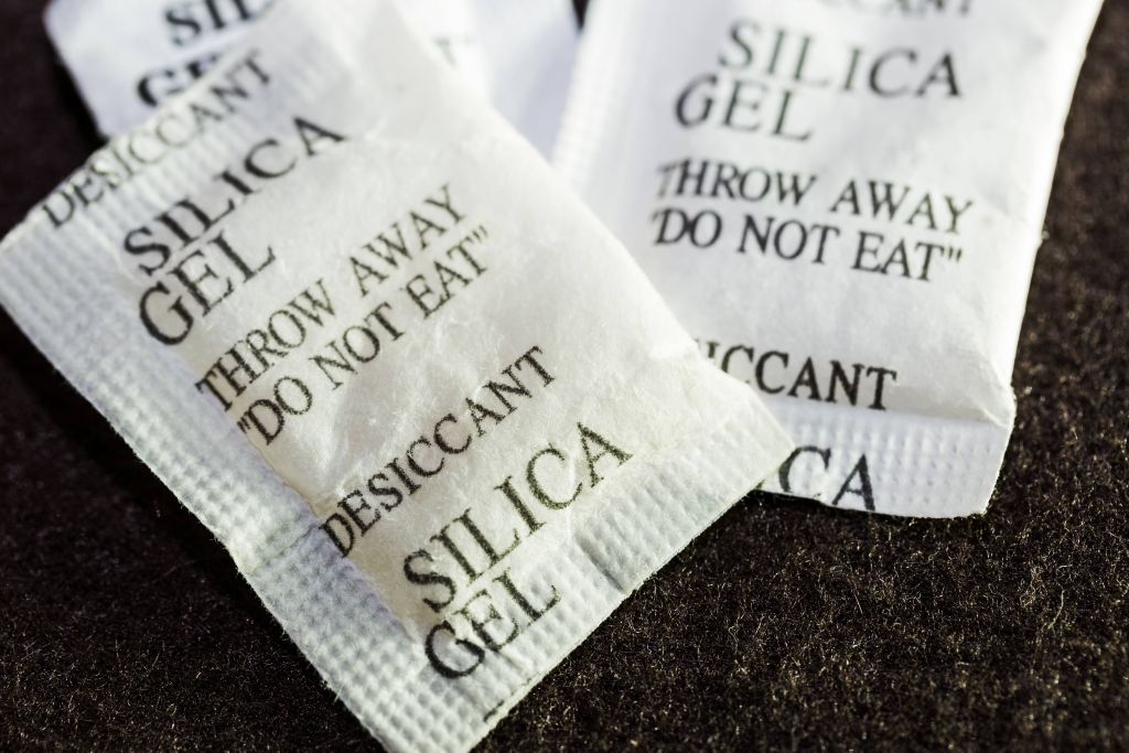 Le sachet déshydratant (ou dessicant) : pourquoi l’utiliser dans vos colis